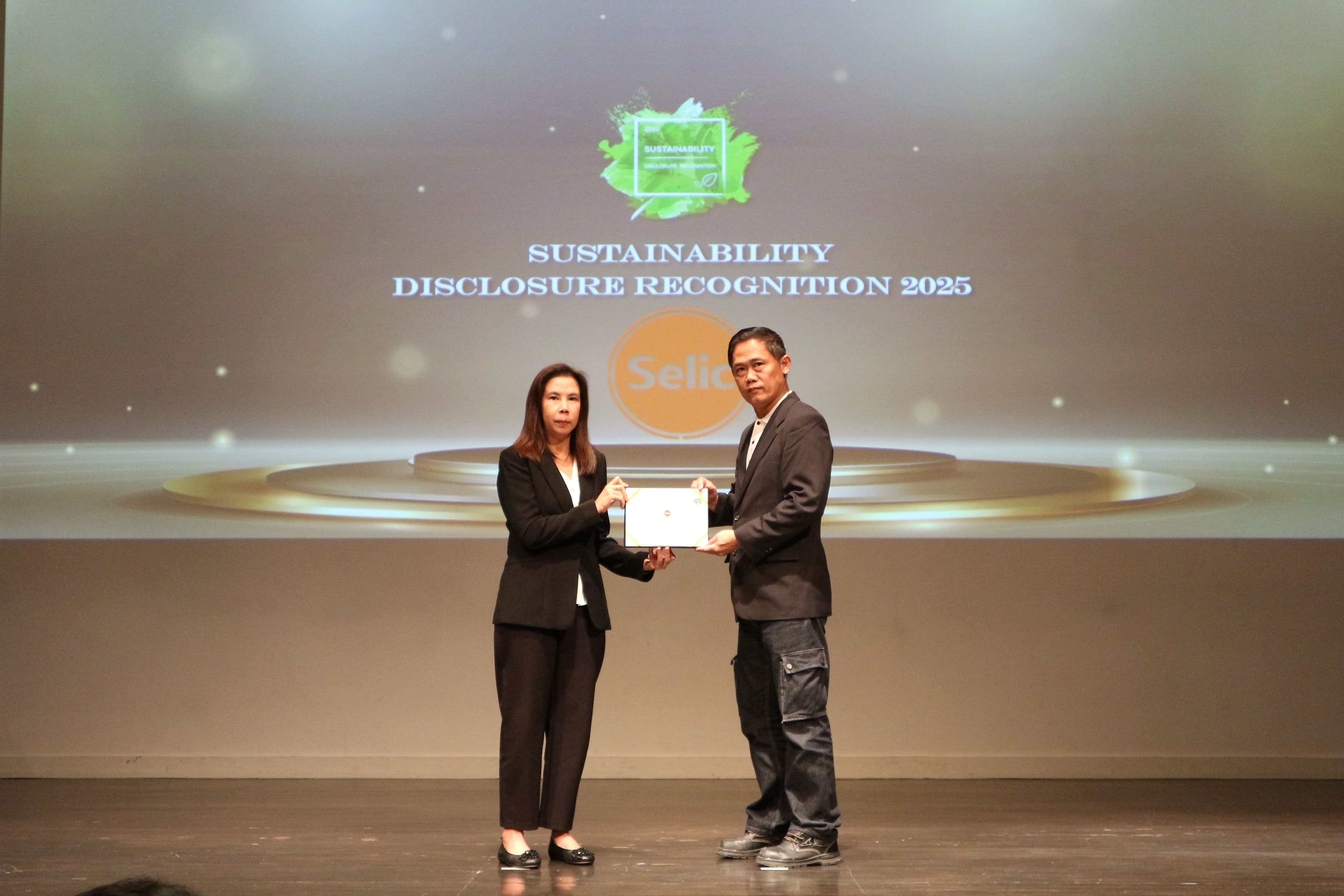 สถาบันไทยพัฒน์จัดพิธีมอบรางวัลในงานประกาศผลของประชาคม